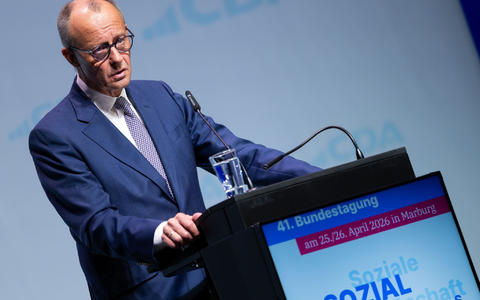 Merz erklärt in Marburg, was er mit «Basisabsicherung» bei der Rente gemeint hat. - Foto: Florian Wiegand/dpa