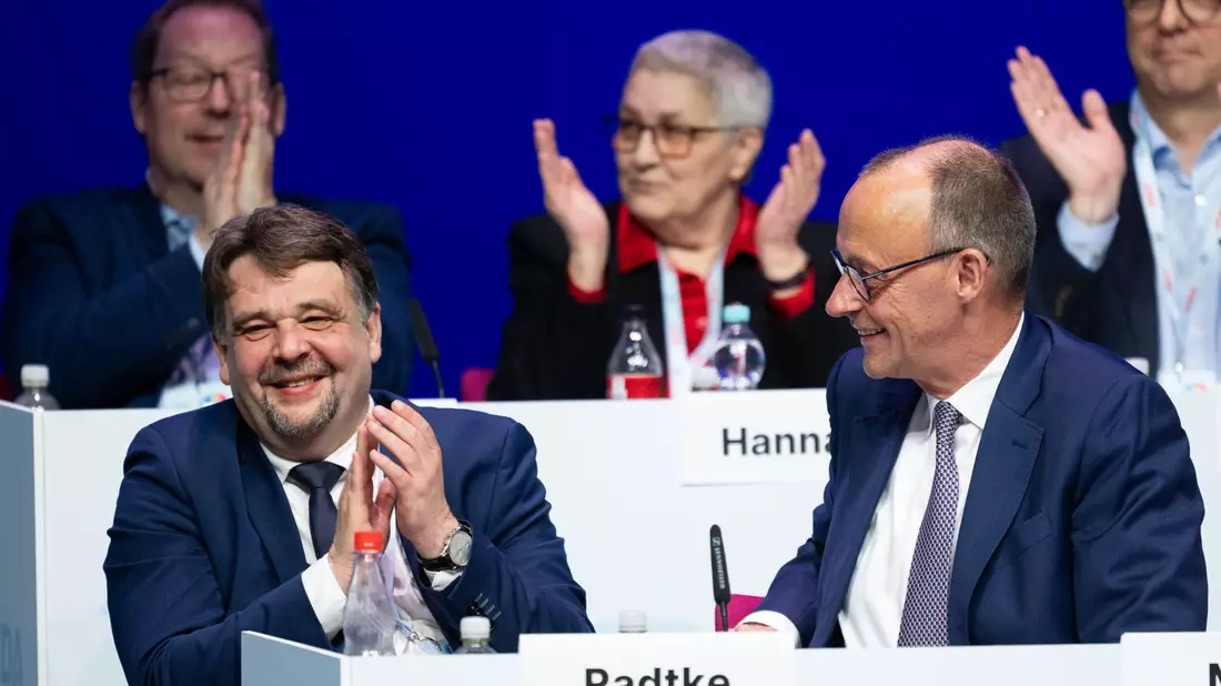 Der CDA-Vorsitzende Radtke hatte Merz für dessen Äußerung zur Rente kritisiert. - Bild: Florian Wiegand/dpa