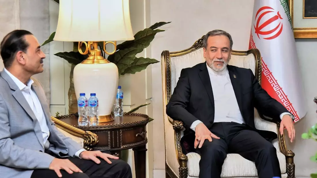 Irans Außenminister Araghtschi spricht mit den pakistanischen Vermittlern. - Bild: -/Pakistan Ministry of Foreign Affairs/dpa