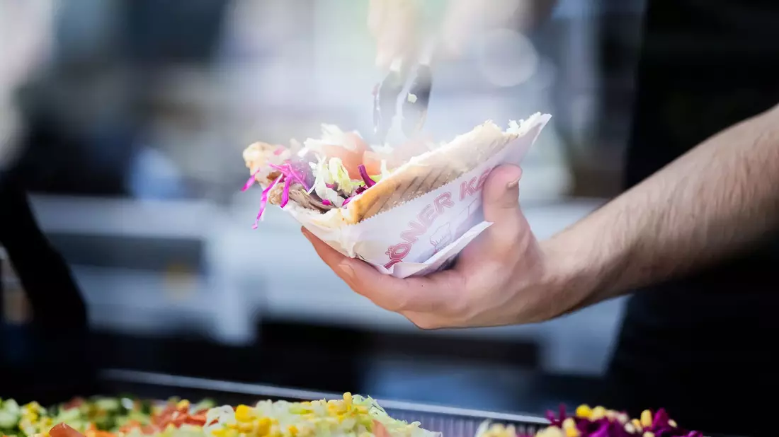 Die Klosterschwestern waren von ihrem Döner begeistert. (Symbolbild) - Bild: Christoph Soeder/dpa