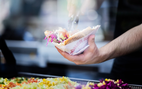 Die Klosterschwestern waren von ihrem Döner begeistert. (Symbolbild) - Foto: Christoph Soeder/dpa
