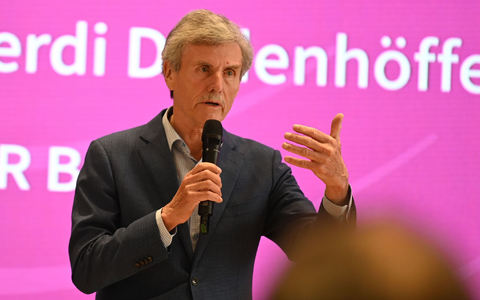 Der Branchenexperte Ferdinand Dudenhöffer beurteilt die Situation von US-Elektroautobauer Tesla trotz gestiegener Nachfrage skeptisch. (Archivbild) - Foto: Johannes Neudecker/dpa