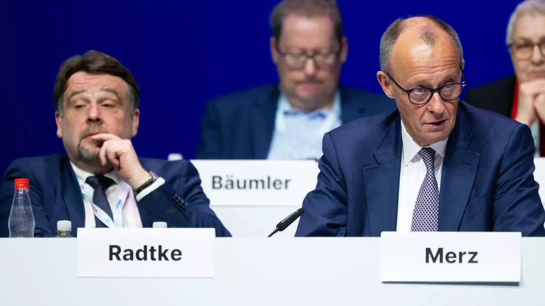 Radtke und Merz - die beiden Protagonisten des CDA-Kongresses. - Bild: Florian Wiegand/dpa