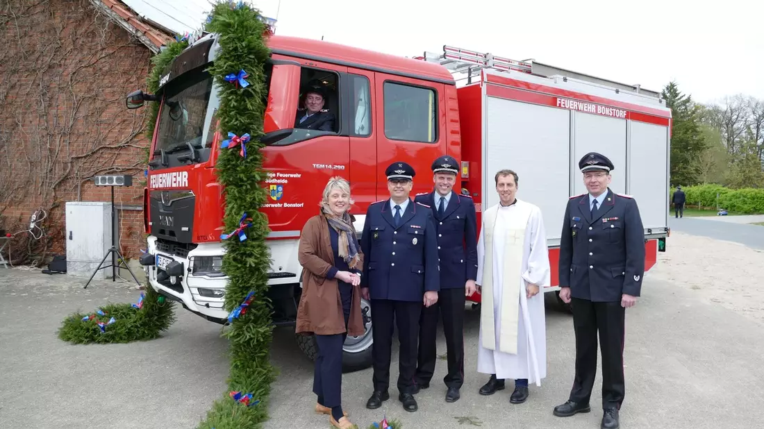 FW Südheide: Mittleres Löschfahrzeug (MLF) feierlich an die Ortsfeuerwehr Bonstorf übergeben - Bild: presseportal.de
