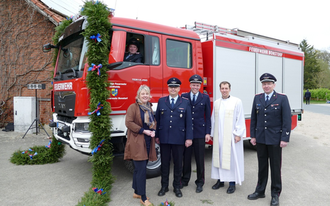 FW Südheide: Mittleres Löschfahrzeug (MLF) feierlich an die Ortsfeuerwehr Bonstorf übergeben - Foto: presseportal.de