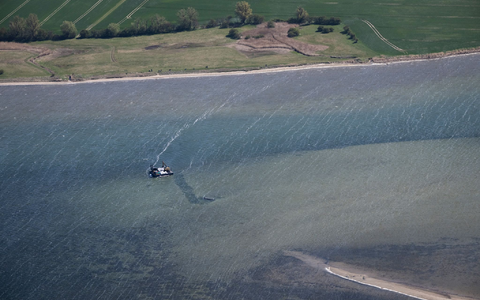 Der Wal liegt nun schon viele Wochen in Flachwasser-Bereichen. - Foto: Philip Dulian/dpa