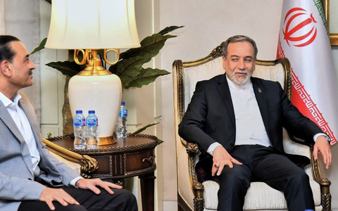 Irans Außenminister Araghtschi spricht mit den pakistanischen Vermittlern. - Foto: -/Pakistan Ministry of Foreign Affairs/dpa