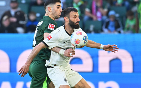 Im Zweikampf: Gladbachs Franck Honorat (r) wird vom Wolfsburger Konstantinos Koulierakis bedrängt. - Foto: Swen Pförtner/dpa