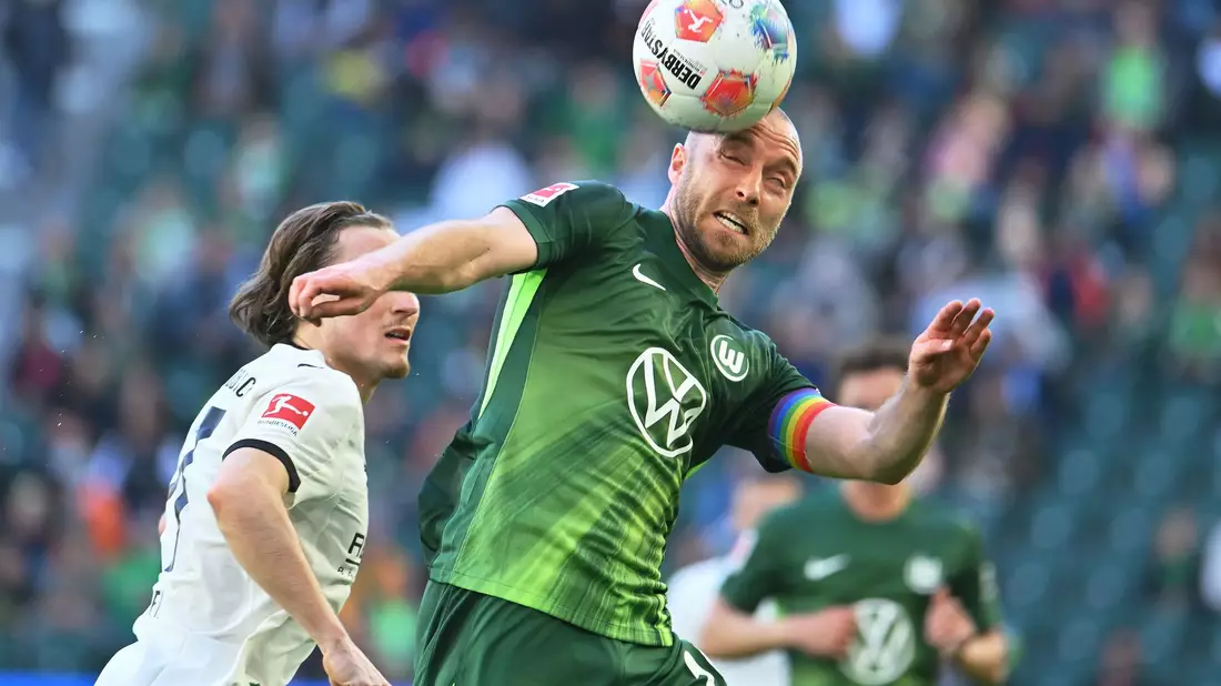 Wolfsburgs Christian Eriksen beim Kopfball. - Bild: Swen Pförtner/dpa