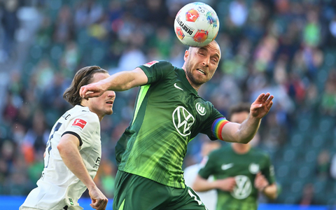 Wolfsburgs Christian Eriksen beim Kopfball. - Foto: Swen Pförtner/dpa
