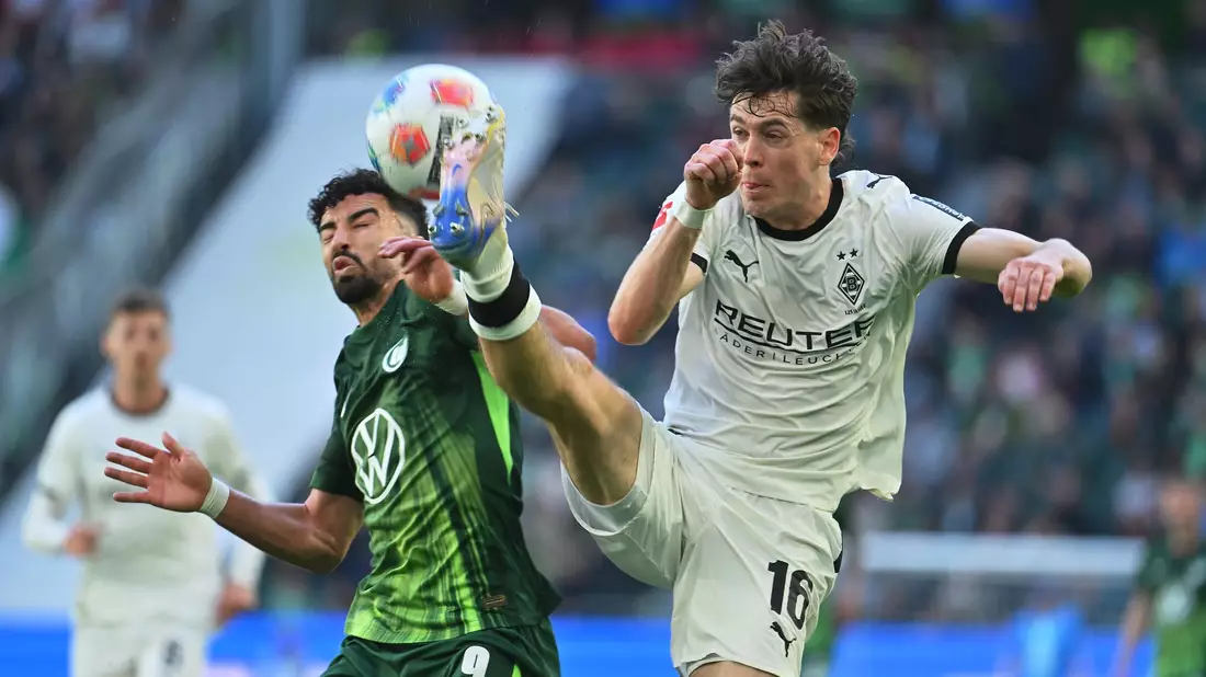 Voller Einsatz: Philipp Sander von Borussia Mönchengladbach (r) und Wolfsburgs Mohamed Amoura kämpfen um den Ball. - Bild: Swen Pförtner/dpa