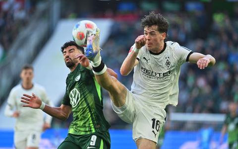 Voller Einsatz: Philipp Sander von Borussia Mönchengladbach (r) und Wolfsburgs Mohamed Amoura kämpfen um den Ball. - Foto: Swen Pförtner/dpa