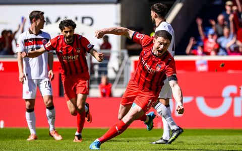 Drehte früh jubelnd ab: Torschütze Budu Siwsiwadse - Foto: Tom Weller/dpa
