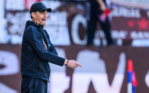 Unzufrieden mit dem Auftritt seines Teams: Alexander Blessin - Foto: Tom Weller/dpa