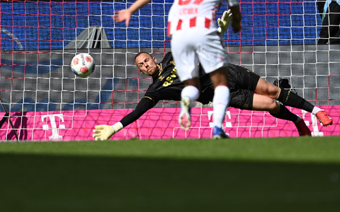 Patrik Schick verwandelt den Elfmeter zum 1:0 für Leverkusen.  - Foto: Federico Gambarini/dpa