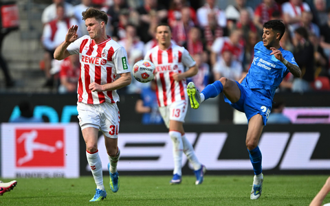 Kölns Marius Bülter im Duell mit Leverkusens Exequiel Palacios.  - Foto: Federico Gambarini/dpa