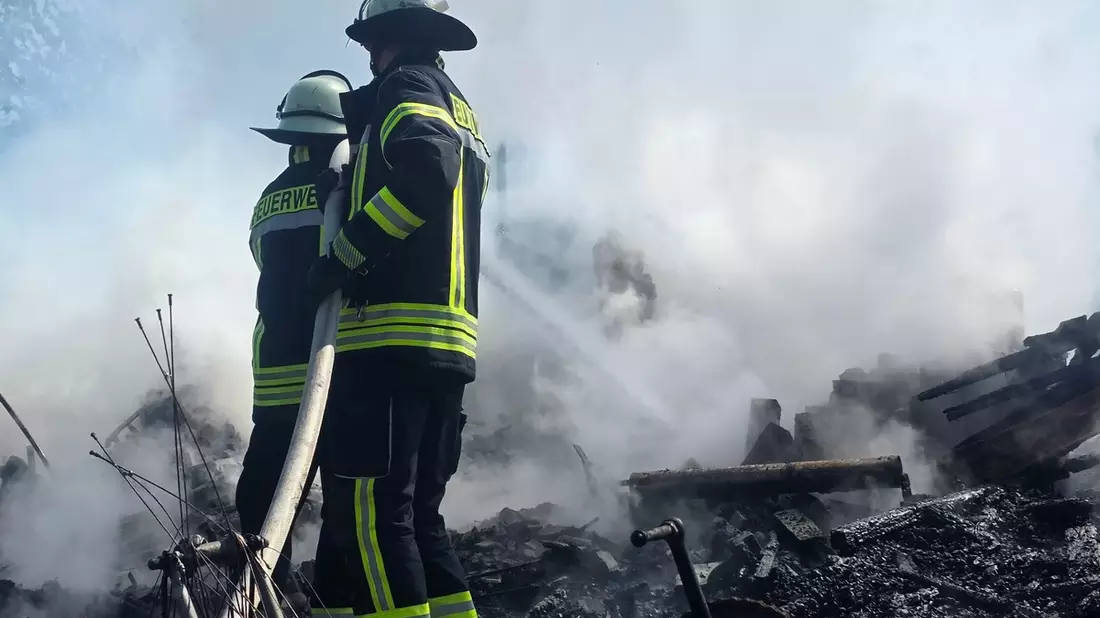 FW Celle: Mehrere Gartenlauben brennen in Vollbrand - Feuerwehr rettet Hühner! - Bild: presseportal.de