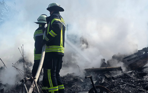 FW Celle: Mehrere Gartenlauben brennen in Vollbrand - Feuerwehr rettet Hühner! - Foto: presseportal.de