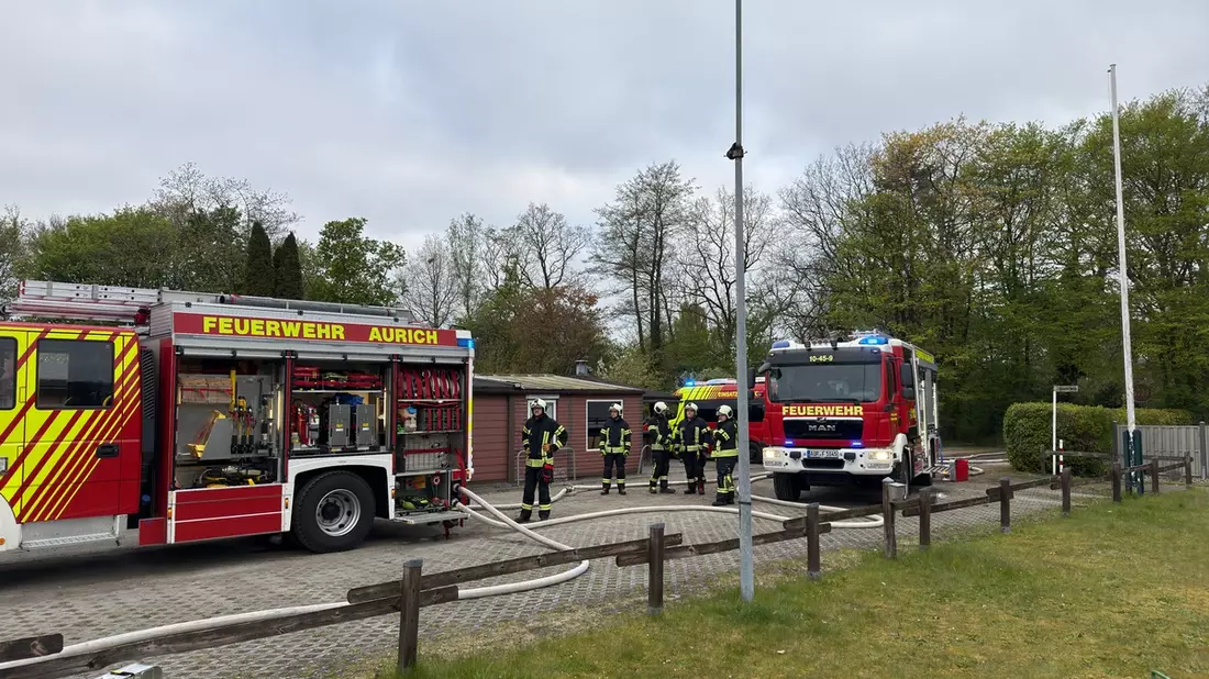 FW-AUR: Parzelle in Flammen - Bild: presseportal.de