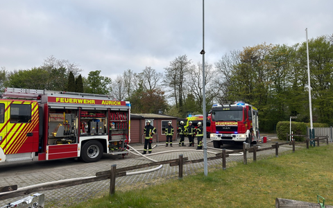 FW-AUR: Parzelle in Flammen - Foto: presseportal.de