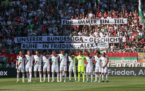 Gedenken an den früheren Augsburger Keeper Alexander Manninger. - Foto: Daniel Löb/dpa