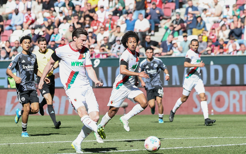 Michael Gregoritsch hat für Augsburg gefährliche Aktionen. - Foto: Daniel Löb/dpa