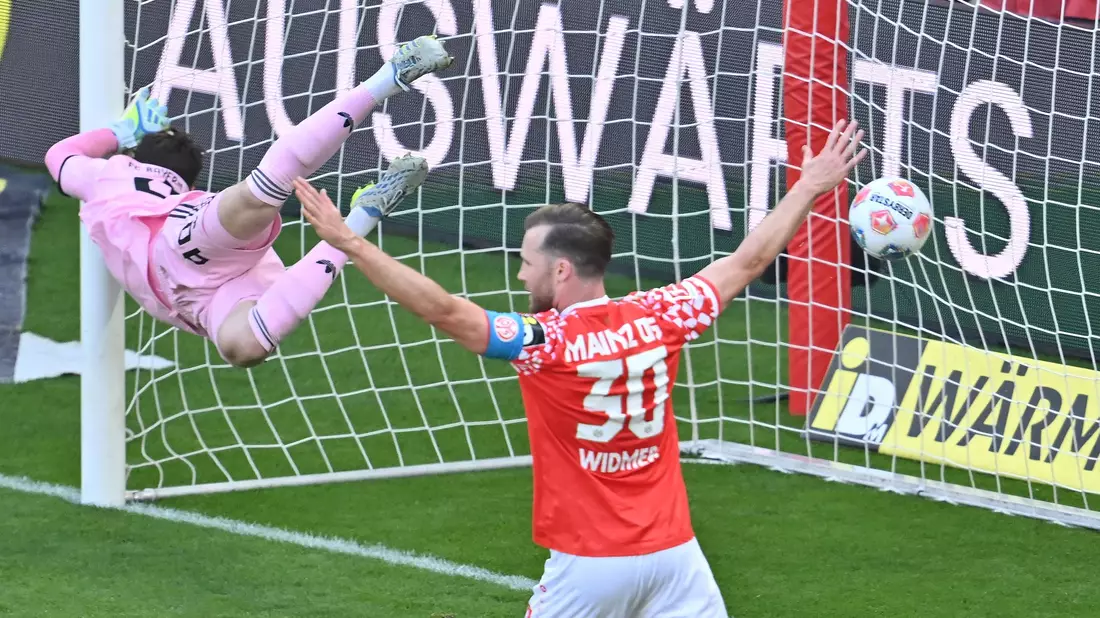 Bayern-Torwart Jonas Urbig wurde von seinen Vorderleuten öfter im Stich gelassen. - Bild: Torsten Silz/dpa