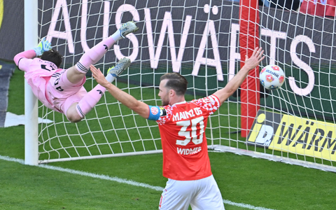 Bayern-Torwart Jonas Urbig wurde von seinen Vorderleuten öfter im Stich gelassen. - Foto: Torsten Silz/dpa