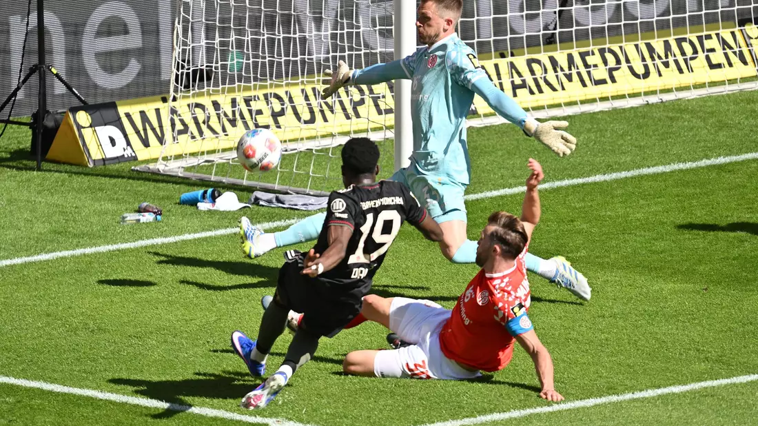 Vergab die einzige Bayern-Chance vor der Pause: Alphonso Davies. - Bild: Torsten Silz/dpa