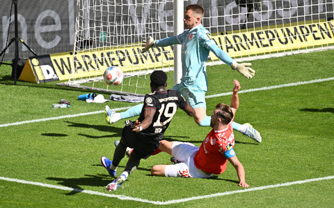 Vergab die einzige Bayern-Chance vor der Pause: Alphonso Davies. - Foto: Torsten Silz/dpa