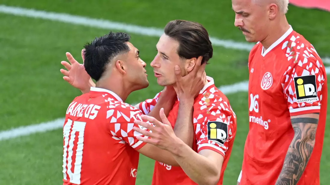 Küsschen für den Mainzer Torschützen zum 1:0: Nadiem Amiri (l) freut sich mit Dominik Kohr. - Bild: Torsten Silz/dpa