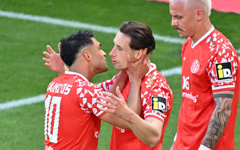 Küsschen für den Mainzer Torschützen zum 1:0: Nadiem Amiri (l) freut sich mit Dominik Kohr. - Foto: Torsten Silz/dpa