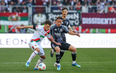 Augsburgs Robin Fellhauer (l) behauptet sich gegen den Frankfurter Love Arrhov. - Foto: Daniel Löb/dpa