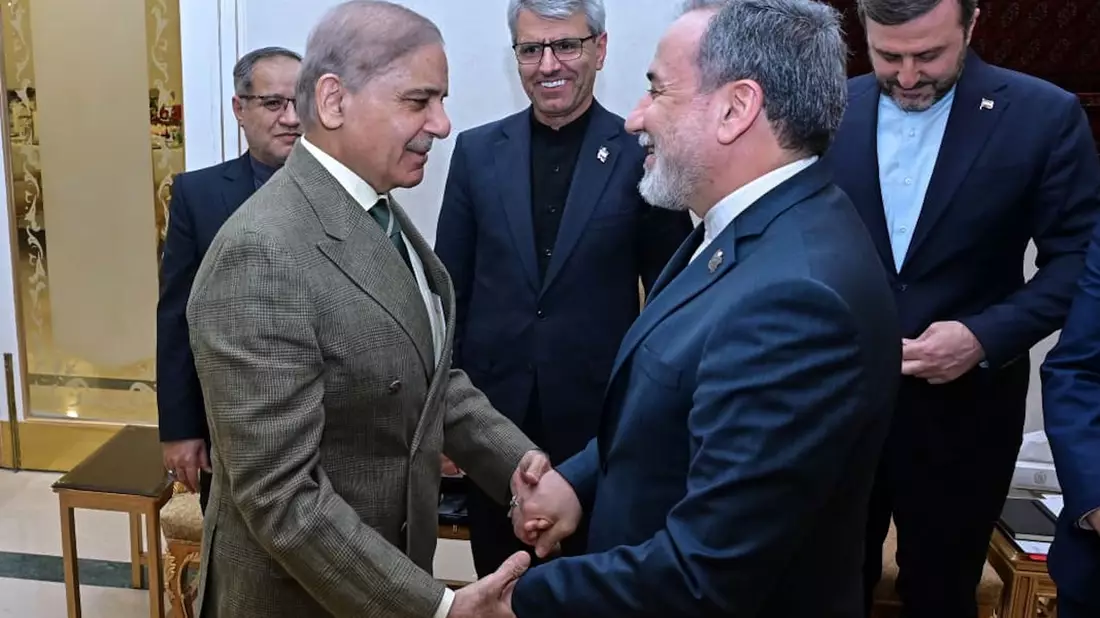 Rund zwei Stunden lang sprach Araghtschi (r.) mit dem Premierminister des Vermittlers Pakistan, Shehbaz Sharif. - Bild: Uncredited/Pakistan Prime Minister Office/AP/dpa