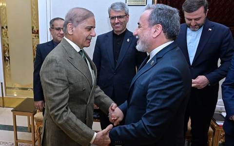 Rund zwei Stunden lang sprach Araghtschi (r.) mit dem Premierminister des Vermittlers Pakistan, Shehbaz Sharif. - Foto: Uncredited/Pakistan Prime Minister Office/AP/dpa