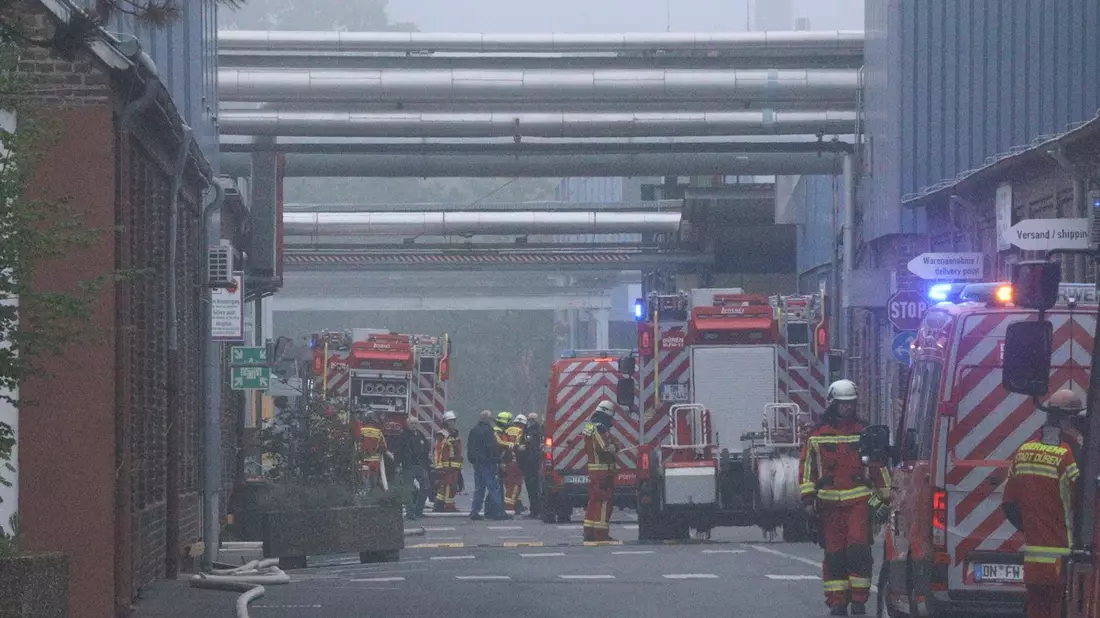 FW Düren: Brand in Industriebetrieb - Feuerwehr über Stunden im Dauereinsatz - Mehrere parallele Einsätze forderten die Feuerwehr Düren - Bild: presseportal.de