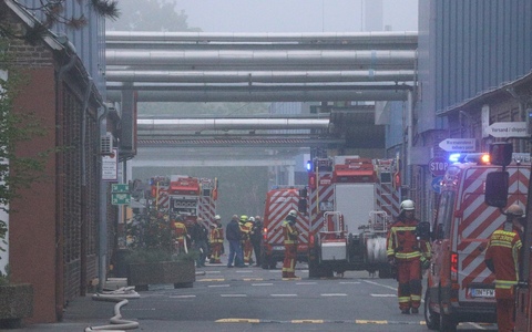 FW Düren: Brand in Industriebetrieb - Feuerwehr über Stunden im Dauereinsatz - Mehrere parallele Einsätze forderten die Feuerwehr Düren - Foto: presseportal.de