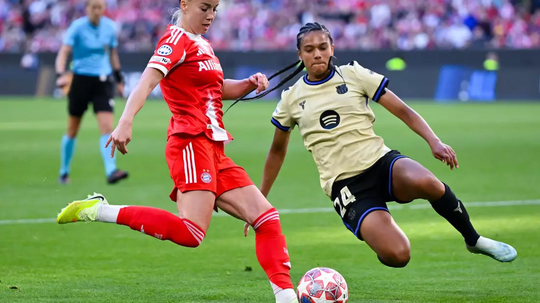 War vor dem 0:1 unaufmerksam: Münchens Giulia Gwinn (l). - Bild: Sven Hoppe/dpa