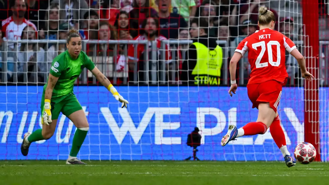 Bayern-Verteidigerin Franziska Kett traf in dieser Szene zum 1:1 - und sah kurz darauf Rot. - Bild: Sven Hoppe/dpa