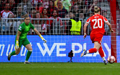 Bayern-Verteidigerin Franziska Kett traf in dieser Szene zum 1:1 - und sah kurz darauf Rot. - Foto: Sven Hoppe/dpa