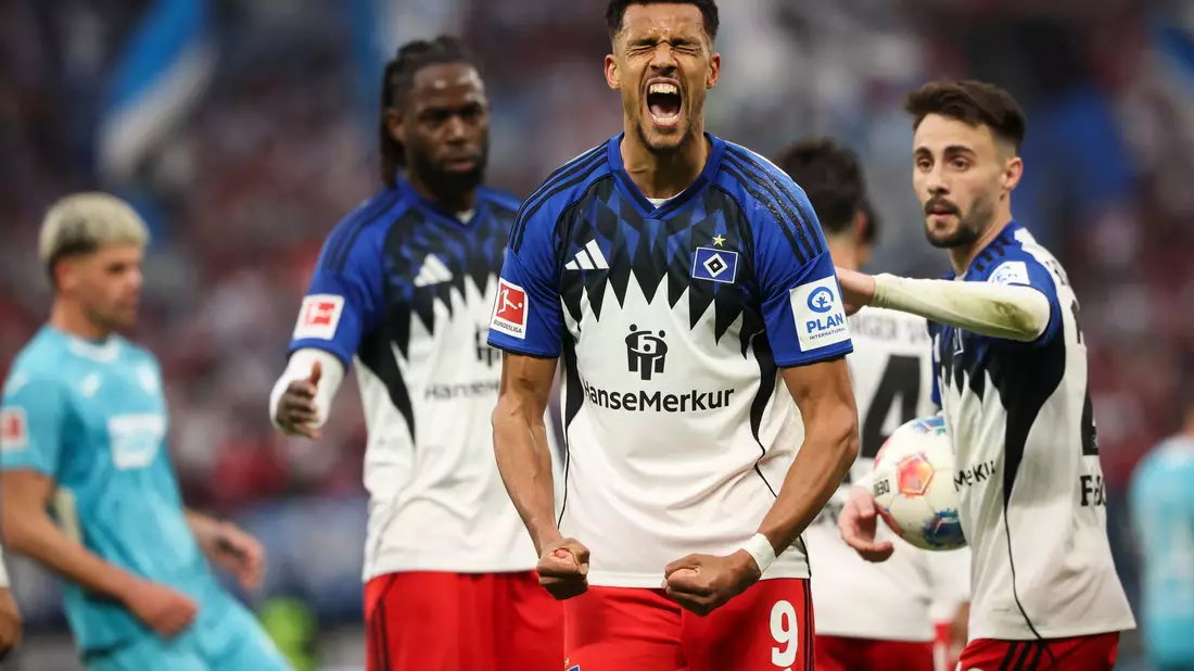 Durfte nur kurz über den Ausgleich jubeln: HSV-Torschütze Robert Glatzel (M.). - Bild: Christian Charisius/dpa