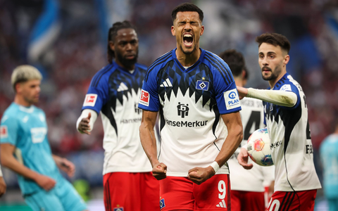 Durfte nur kurz über den Ausgleich jubeln: HSV-Torschütze Robert Glatzel (M.). - Foto: Christian Charisius/dpa
