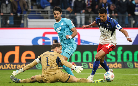 Hoffenheims Nationaltorhüter Oliver Baumann (l) verschuldete den Foulelfmeter gegen Robert Glatzel (r).   - Foto: Christian Charisius/dpa