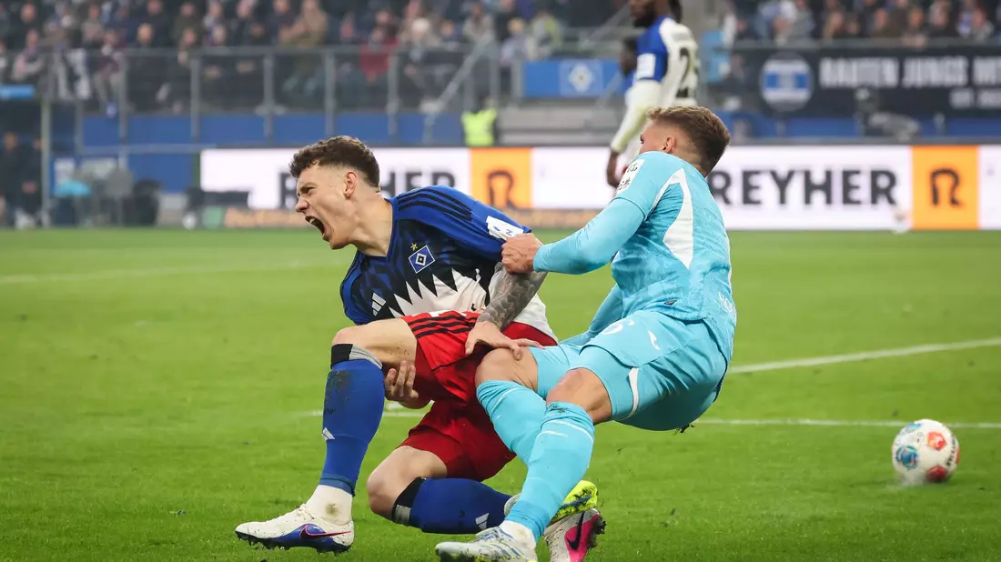 Umkämpftes Spiel: Hamburgs Nicolai Remberg (l) und Hoffenheims Grischa Prömel im Zweikampf. - Bild: Christian Charisius/dpa