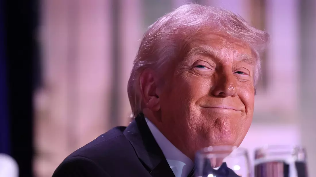 Trump wird bei Medien-Dinner in Sicherheit gebracht. - Bild: Tom Brenner/AP/dpa