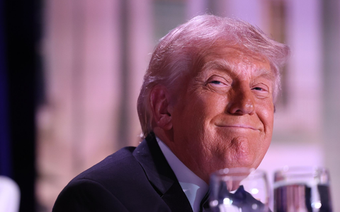 Trump wird bei Medien-Dinner in Sicherheit gebracht. - Foto: Tom Brenner/AP/dpa