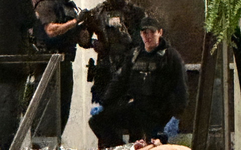 Sicherheitskräfte umringen eine am Boden liegende Person. - Foto: Alex Brandon/AP/dpa