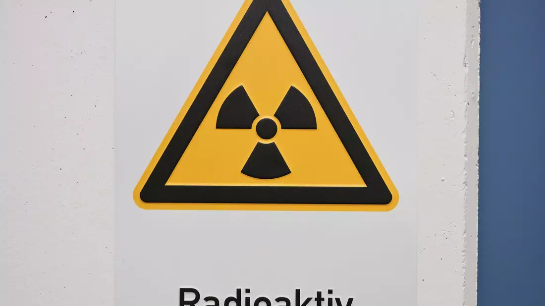 Ein Schild mit der Aufschrift radioaktiv hängt im Labor im Bundesamt für Strahlenschutz . - Bild: Malin Wunderlich/dpa