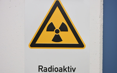 Ein Schild mit der Aufschrift radioaktiv hängt im Labor im Bundesamt für Strahlenschutz . - Foto: Malin Wunderlich/dpa