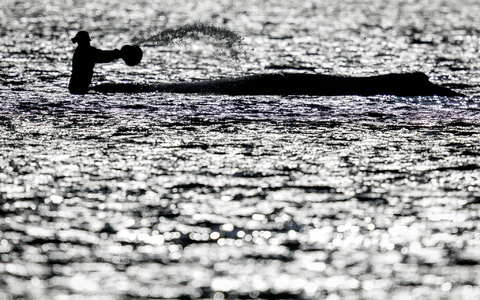 Selbst in der Dämmerung sind mitunter noch Menschen am Wal. - Foto: Jens Büttner/dpa